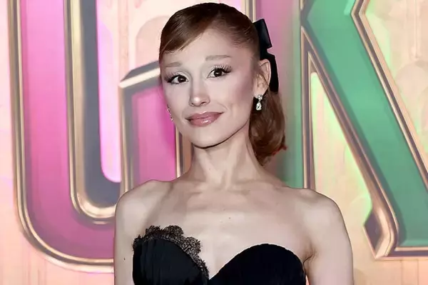 アリアナ・グランデ、胸元ざっくりドレス姿が話題「グリンダ感がすごい」「ゴージャス」