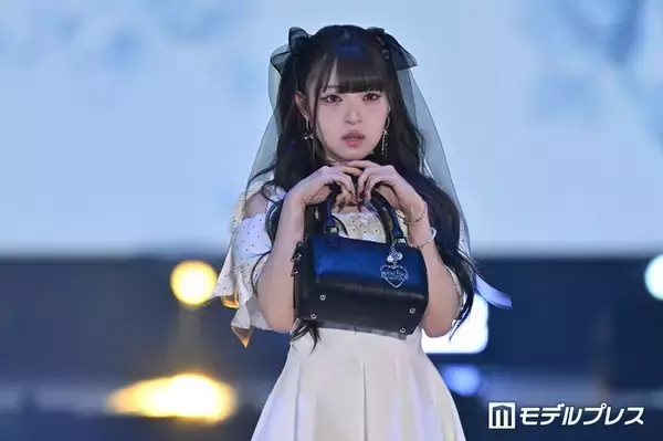 MINAMI、ミニ丈オフショルワンピで美肩＆美脚全開 大ぶりリボンハーフツインがキュート【ガルアワ2026SS】