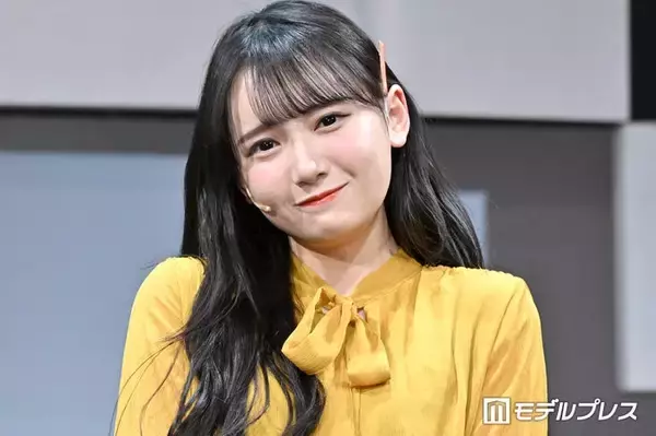 ≠MEメンバー、白ノースリワンピの夏コーデ披露「圧倒的透明感」「夏の天使」と反響