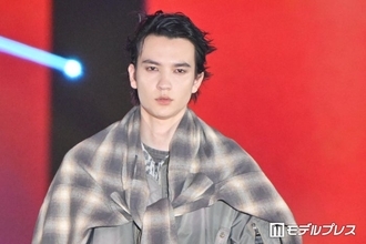 元横綱の孫・嵐翔真、グレーアウター×肩掛けチェックシャツでこなれ感【ガルアワ2026A/W】