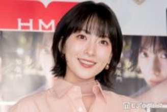 KARA知英、美脚際立つミニスカ探偵風コーデに反響「世界観が素敵」「スタイル良くて憧れる」