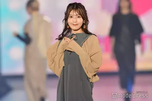 “令和の峰不二子”阿部なつき、美脚全開秋コーデ「ウエストライン綺麗すぎ」「メイク参考になる」と反響