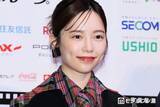 「島崎遥香、前髪ぱっつんにチェンジ 美ウエストのぞくミニTコーデに「スタイル良すぎる」「雰囲気変わる」の声」の画像1