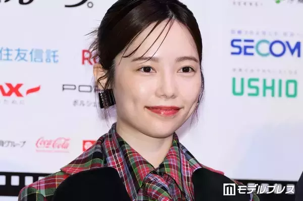 島崎遥香、前髪ぱっつんにチェンジ 美ウエストのぞくミニTコーデに「スタイル良すぎる」「雰囲気変わる」の声