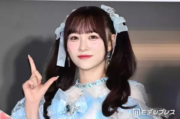＝LOVE音嶋莉沙、美脚際立つティアラ×ノースリミニワンピ姿のバースデーショットに絶賛の声「スタイル抜群で憧れる」「お姫様みたい」