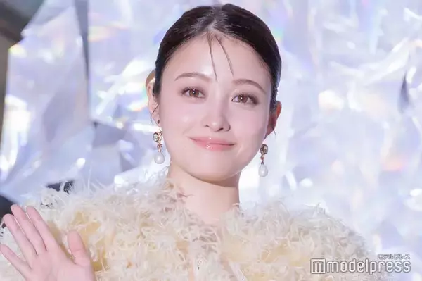 橋本環奈、透明感溢れるドレス姿で点灯式登場 輝きを保つために心掛けていることも「時間は有限なので」