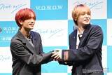 「なにわ男子・高橋恭平、Hey! Say! JUMP伊野尾慧と初共演で熱い握手「猫のように可愛がっていただいた」【ストロボ・エッジ Season１】」の画像1