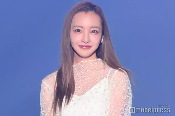 板野友美、シースルートップスで大人ガーリーな雰囲気 ファンサービスに会場沸く【TGCしずおか2026】