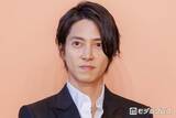 「山下智久、コンビニ降臨ショット公開「隠し切れないオーラ」「どの角度もカッコいい」と反響」の画像1