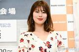 「稲村亜美、美肩＆美肌輝くキャミワンピ姿公開「肩のラインに見惚れる」「爽やかに色っぽい」の声」の画像1
