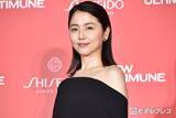 「長澤まさみ、美背中ざっくり白ドレスショット公開「見返り美人」「まるで女神」と反響」の画像1