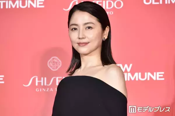 長澤まさみ、美背中ざっくり白ドレスショット公開「見返り美人」「まるで女神」と反響