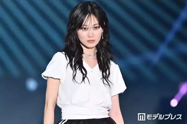 山下美月、Vネックで美デコルテ輝く ウェービーヘアが可愛い【ガルアワ2026SS】