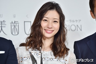 足立梨花、結婚3周年記念で結婚式ショット公開「美しすぎます」「絵になる」