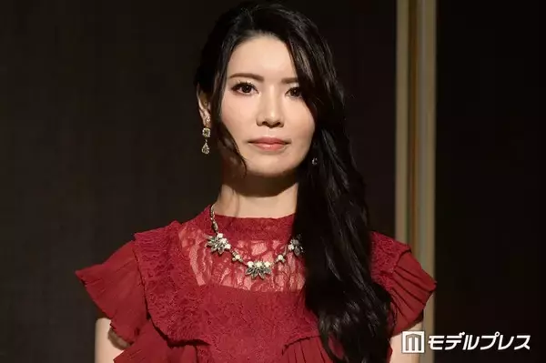 元AKB48倉持明日香、結婚発表 “婚姻届証人”との2ショット公開「快く引き受けてくださり」