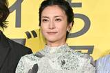 「柴咲コウ、幼少期ショット公開「どの時代も可愛い」「家族も美人すぎ」と反響」の画像1