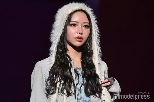 美人YouTuber、レザーショーパン×個性派ブーツで美脚見せ「脚長すぎ」「センス抜群」と反響