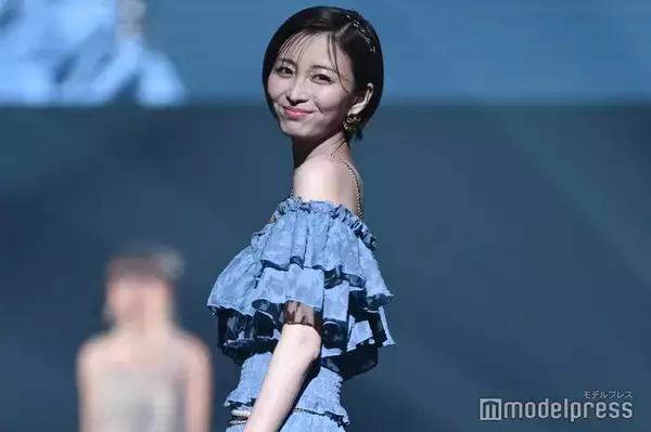 岡崎紗絵、雰囲気ガラリなロングヘア披露「ギャルっぽい」「誰かわからなかった」