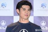 「小島よしお、2歳息子抱っこした美ら海水族館ショット公開「丸いほっぺが愛おしすぎる」「大きくなったね」の声」の画像1