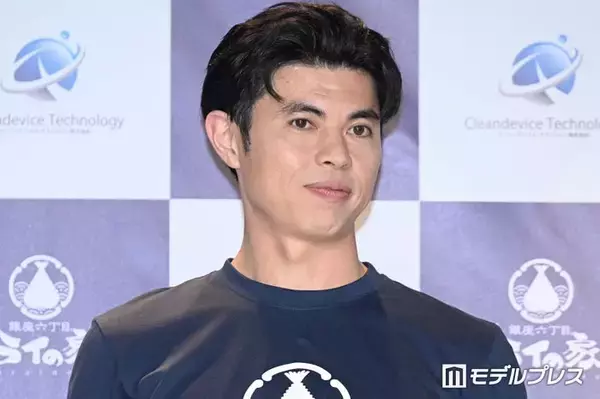小島よしお、2歳息子抱っこした美ら海水族館ショット公開「丸いほっぺが愛おしすぎる」「大きくなったね」の声