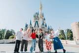「Mrs. GREEN APPLE「テレビ×ミセス」東京ディズニーリゾートでコラボイベント＆びしょ濡れアトラクション満喫 これからの夢語る貴重トークも」の画像1