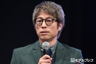田村淳「パパによじ登ってくる次女」親子ショット公開「大好きが溢れてる」「べったりで可愛い」と反響