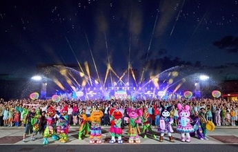 USJ、マイメロ＆クロミも浴衣姿で“超熱狂”！びしょ濡れ＆ド派手な「夜祭り」7月1日開幕