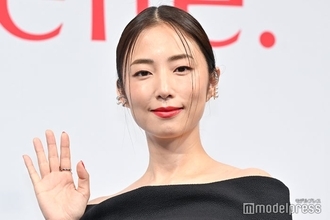 MEGUMI、パリで美脚際立つブラックコーデ披露「色っぽい」「スタイル抜群」と反響