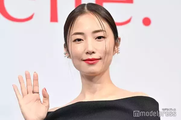 MEGUMI、パリで美脚際立つブラックコーデ披露「色っぽい」「スタイル抜群」と反響