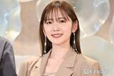 「鈴木愛理、雰囲気ガラリのスモーキーメイク＆キャミソール衣装姿公開「クールな雰囲気」「別人級」」の画像1