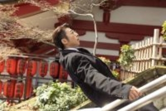 高橋一生主演「リボーン」初回、コロナ禍・安倍元首相・AKBが全盛期…現実とのリンクが話題「生きてきた過去を見ているよう」「実在人物出てきた」