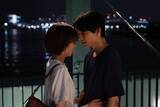 「土ドラ「告白」爽太（松村北斗）＆麻里子（岡崎紗絵）がキス 25年の片想いが急展開」の画像1
