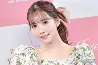 三上悠亜、ミニスカコーデで温泉旅行へ「可愛い」「透明感がすごい」と反響