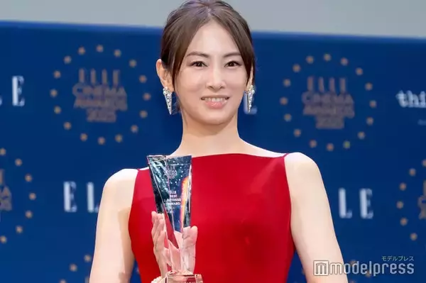 北川景子、素肌輝く真紅ドレス姿で登壇 出産後の役柄の変化明かす「人間としても母としても役者としても成長している段階」【ELLE CINEMA AWARDS 2025】