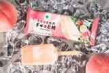 「ファミマ、“販売数100万本超”桃アイスバーが進化 福島の桃果汁を48％使用」の画像1