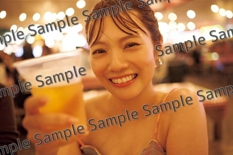 宮田愛萌、セブの海・ナイトマーケットで素の表情 1st写真集特典解禁