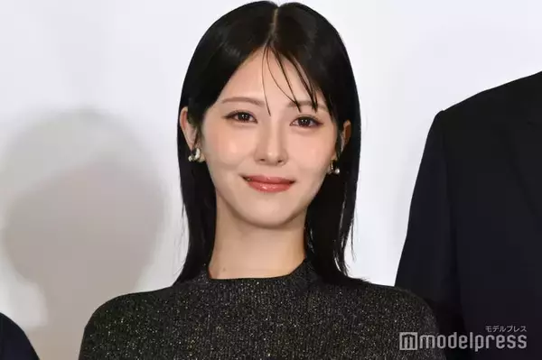 浜辺美波、美しい二の腕際立つニット姿にファン悶絶「さすがにメロすぎる」「思わず見惚れちゃう」