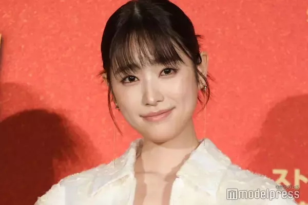 高橋ひかる、膝上ミニ×ハイソックスで美脚スラリ「スタイル良すぎ」「オーラ半端ない」と絶賛の声