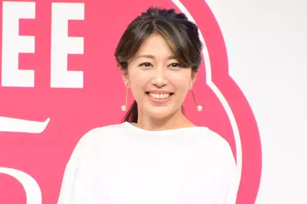 里田まい、ミニ丈から美脚スラリ「綺麗」「見たことないドレス」の声