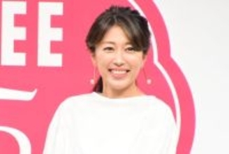 里田まい、ミニ丈から美脚スラリ「綺麗」「見たことないドレス」の声