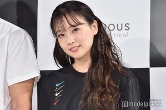 重盛さと美、ドンキでのミニスカショットが話題「親近感」「脚長くてびっくり」