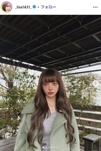 広島カープ小園海斗選手の妻・渡辺リサ、ミニスカサッカーユニフォーム姿公開「可愛すぎて優勝」「スタイル良すぎる」と反響