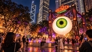 香港で「ハロウィーン・マンス」初開催！街全体がパーティ会場へ変身、目玉のオブジェ＆お化けの牢屋などフォトスポット満載