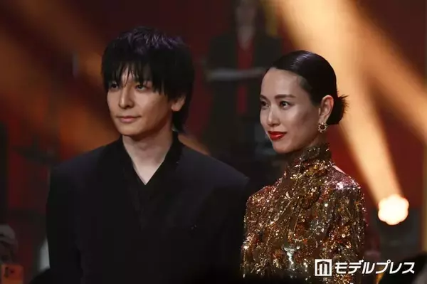 戸田恵梨香、生田斗真にエスコートされレッドカーペット降臨 美背中輝く華やかゴールドドレス姿【地獄に堕ちるわよ】