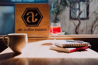 「alt.coffee roasters」京都にドッグフレンドリーな新カフェ、愛犬も食べられるあずきトーストなど提供