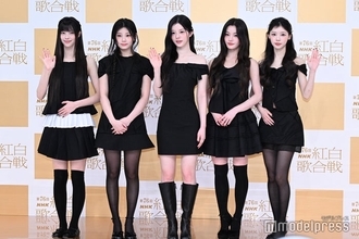 【紅白本番】ILLIT、ミニ丈純白衣装でステージ降臨 話題曲「Almond Chocolate」歌唱で「雪の妖精」「発光してる」と反響