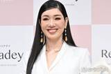 「アンミカ、米国人夫とのリンクコーデで美脚全開 クロアチアでの2ショットに「まるで映画のワンシーン」「絵になる夫婦」の声」の画像1