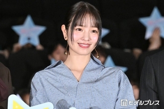 横田真悠、美ウエストちらりの白Tシャツ姿公開「お団子ヘア似合いすぎ」「大人っぽくてセクシー」と反響