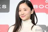 「堀田真由、金髪ボブに「人生初の鼻ピ」姿公開「誰か分からなかった」「新鮮すぎる」と反響」の画像1