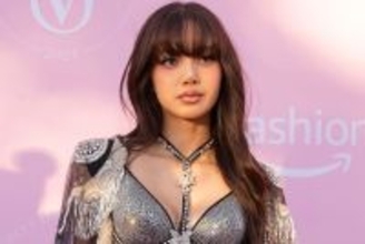 BLACKPINKリサ、美ボディ際立つ大胆衣装ショットに絶賛の声「圧巻のスタイル」「全てが完璧」